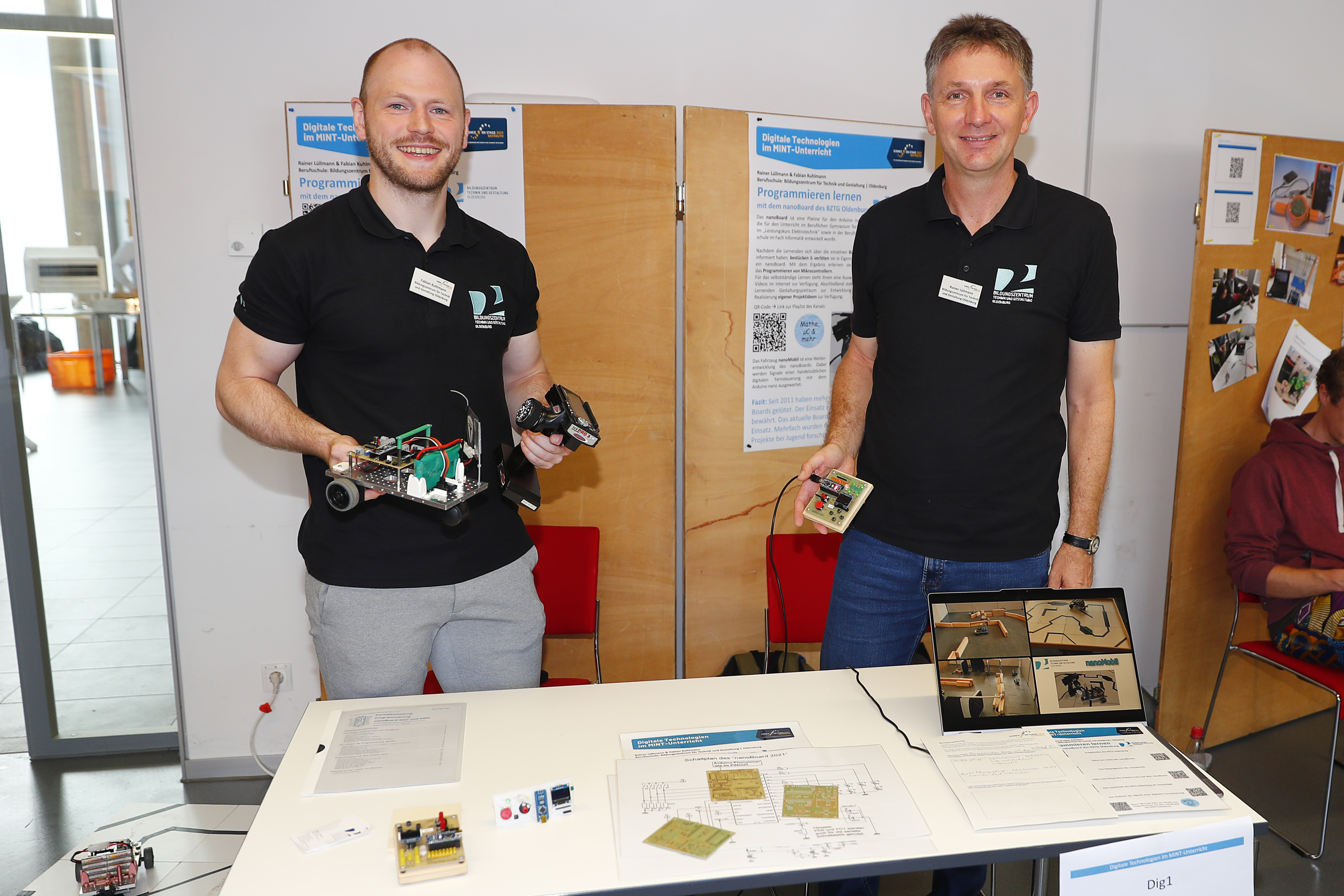 Fabian Kuhlmann und Rainer Lüllmann präsentieren ihr Projekt Programmieren lernen mit dem nanoBoard beim Science on Stage Festival