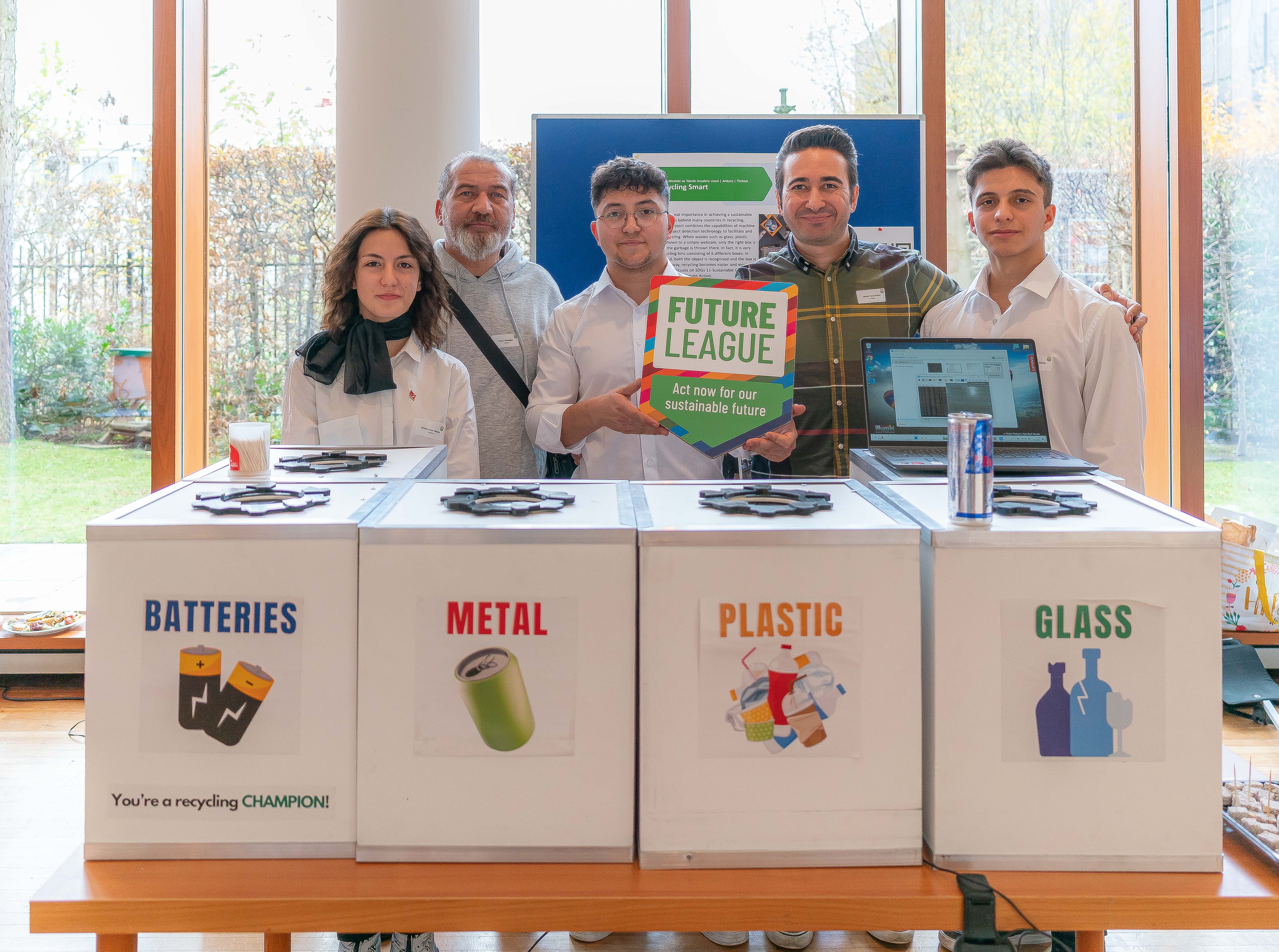 Foto des Lehrer-Schüler-Teams an einem Stand beim Future-League-Finale