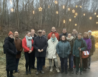 Eine Gruppe von 15 Personen steht draußen